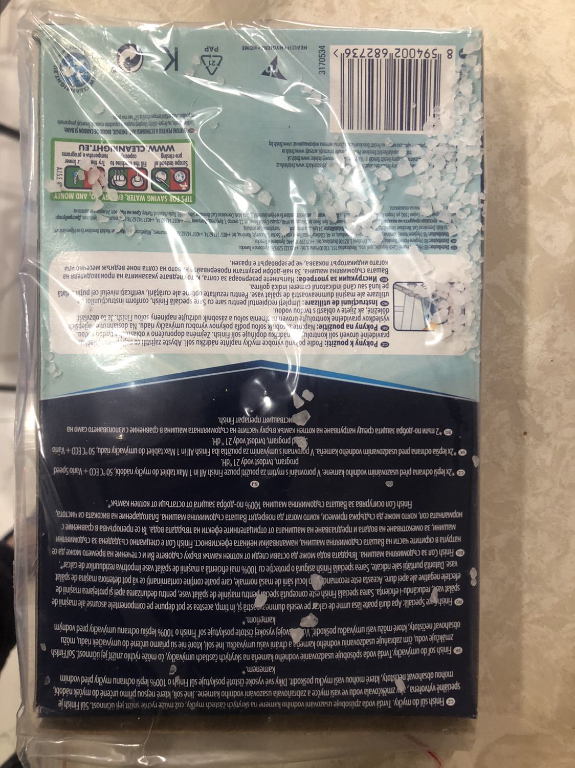 Muối bị rớt ra ngoài hộp đựng, miệng hộp bị hở