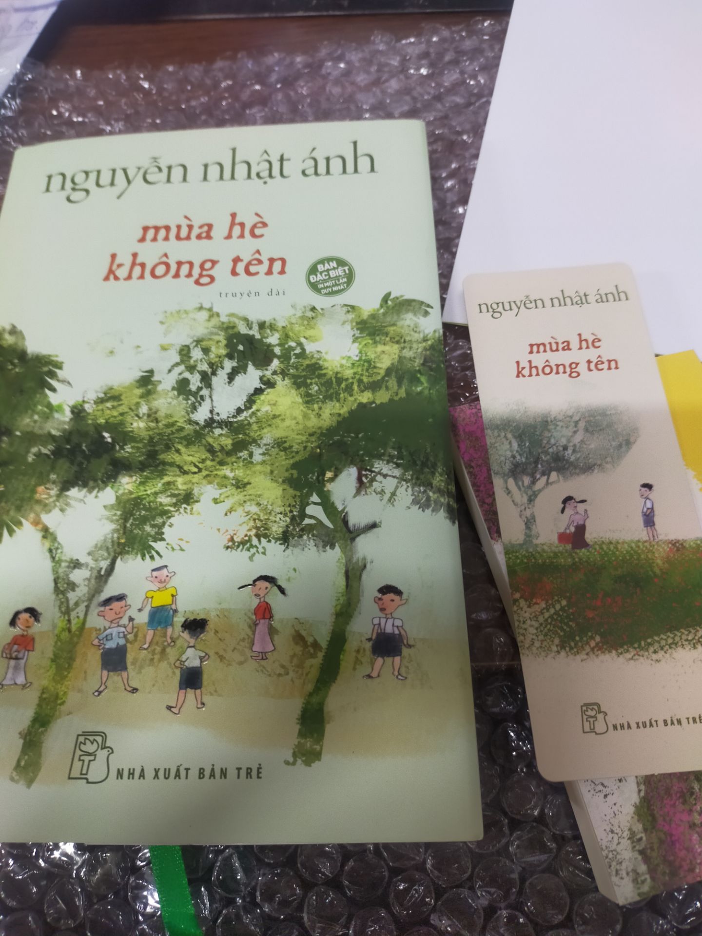 sách bọc kỹ, đầy đủ mình pre-or từ 19/09 giá 206k tiếc là vẫn không may mắn có chữ ký, hôm nay sách phát hành chiều đã nhận được. cho shop 5* vì bọc sách kỹ đẹp.