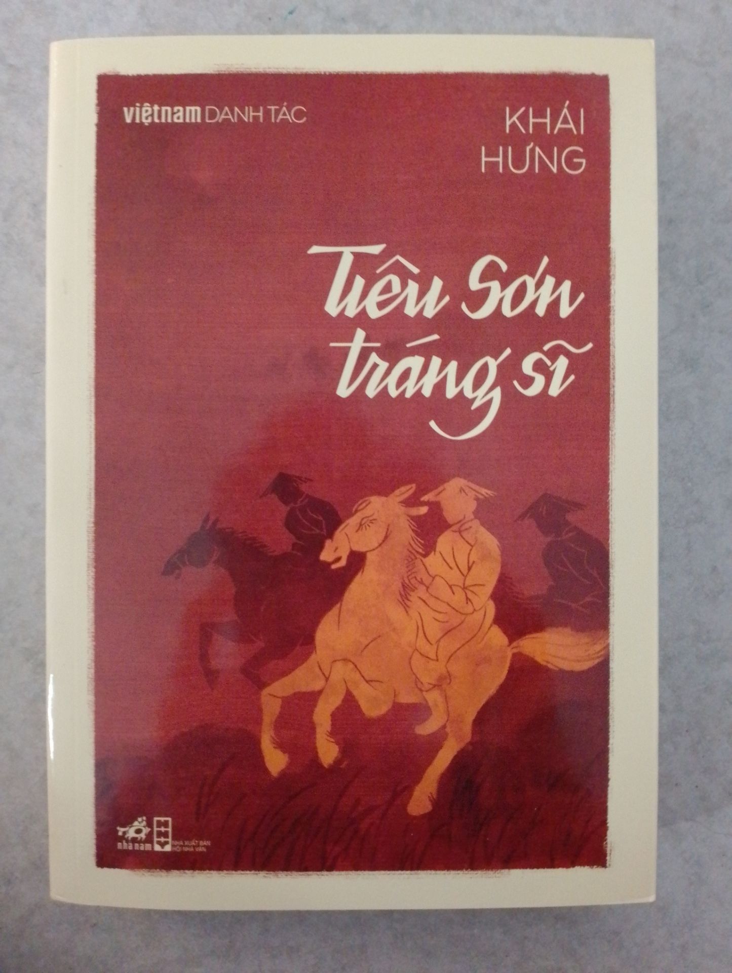 Truyện bắt đầu và kết thúc trong không khí có chút mang theo sự hào hùng, ghi đậm những dấu ấn lịch sử trong quá khứ. bạn sẽ được cùng hòa mình hay theo dõi những điều trước giờ tưởng chừng chỉ xuất hiện trong các tiểu thuyết cổ xưa, nay lại sống động dưới ngòi bút của tác giả.