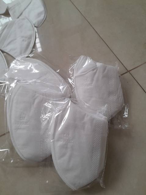 Shop bán hàng rất tệ. Khẩu trang gì nguyên cả họp đều bị lỗi nhăn nhúm.. bán khẩu trang toàn loại bị lỗi do nhiệt, chất lượng kém mà bán ngang giá thị trường. Shop này làm ăn không đàn hoàn..