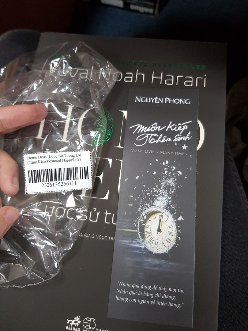 Tiki dạo này làm việc dỏm thiệt. sách có dán seal, và ghi là tặng podcast, nhưng ko có gì hết. sách homo deus lại tặng đồ chặn sách muôn kiếp nhân sinh chi vậy? ko hiểu lắm.
còn lại thì sách thẳng thớm, ko quăn góc hay rách trang. nhân viên giao hàng lịch sự. nội dung thì chưa đọc hết để đánh giá, nhưng do mê cuốn homo sapiens nên mình đặt thêm cuôn này. mình thấy sách đọc hay, nhiều kiến thức, cách truyền đạt kiến thức thú vị, ko gây nhàm chán hay thách thức người đọc như sách giáo khoa. Mình nghĩ sách sinh học, lịch sử, triết học kết hợp vô ko liên quan gì tới cá nhân, nhưng đọc xong biết được lịch sử tiến hoá để nhận ra những giá trị con người, và cho mỗi cá nhân