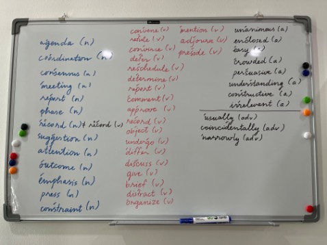 Bảng bị móp rất nặng trong khi lớp bọc carton bên ngoài lại không hề bị sao, móp 2/4 góc bảng, làm mình con gái phải tự tháo ra gò lại, mất hết một buổi luôn, hình chụp là đã gò lại rồi mới được như vậy.
Ko hiểu là có phải shop thấy mình ở xa nên cố tình gửi bảng lỗi không. Còn những đồ vp phẩm khác thì đều dùng tốt, giá cả phải chăng.