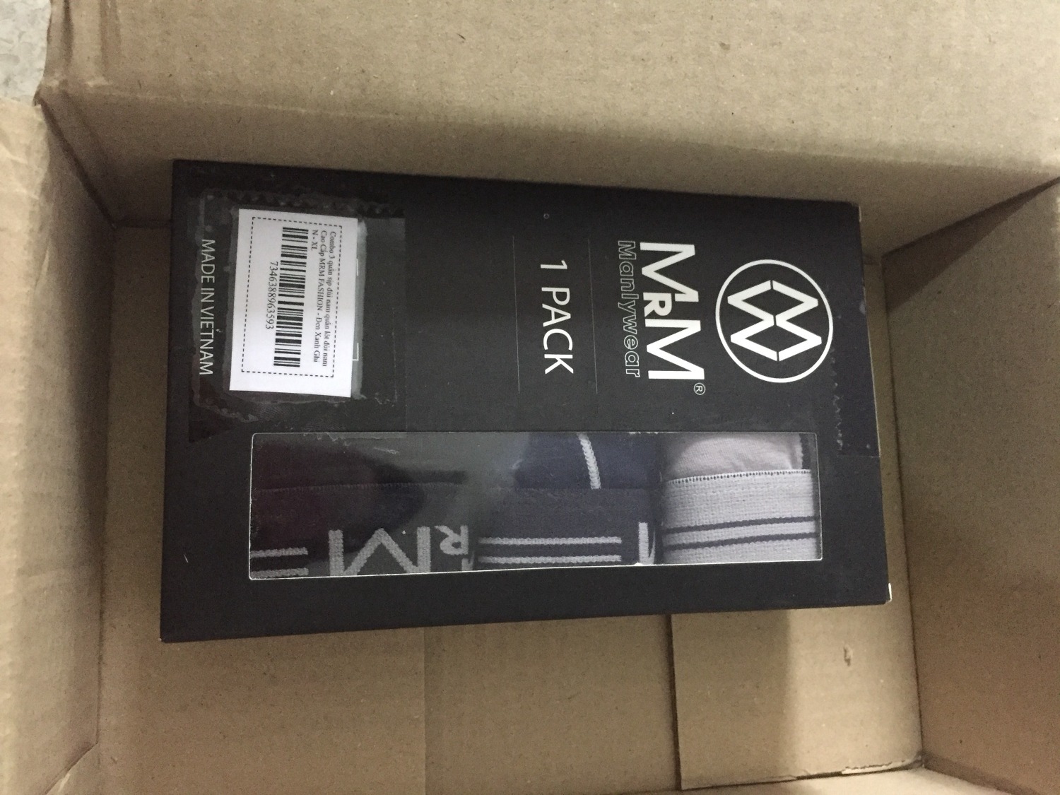 Sản phẩm tốt dịch vụ tốt 5*
- Mưa gió nhưng shipper vẫn giao đúng hẹn, hàng bảo quản rất tốt.hộp còn nguyên không bị ướt, mưa gió to mà vẫn thấy bạn ship rất nhiệt tình chịu khó.
- Sản phẩm thì được đóng gói đẹp, hộp đẹp chuyên nghiệp. giá cài 90k mua theo combo 3 chiếc chỉ còn chưa đến 75k/c, mình rất hay mua đồ cho ông xã ngoài tiệm, so với sản phẩm này thật sự chất lượng tốt, giá lại rẻ, rất nên mua. 
- Hàng việt nam sợi tre, sờ rất mềm mịn mát.nói chung rất hài lòng