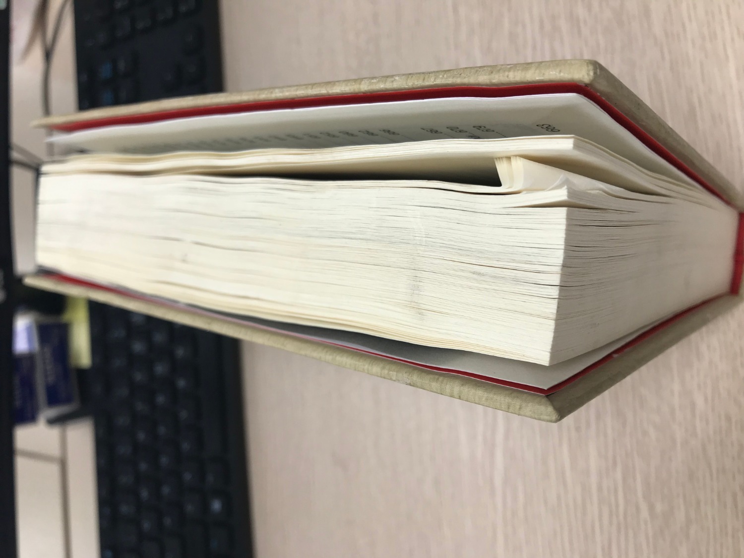 Mình là khách hàng thường xuyên của Tiki, đặc biệt là sách. Nhưng mấy đơn hàng gần đây của mình đều như từ hiệu sách cũ lôi ra giao cho khách hàng. Có quyển thì bìa hơi bẩn - thôi thì tạm chấp nhận, coi như quá trình đóng gói vận chuyển nhỡ tay. Có quyển thì dán cả giấy tomy lên bìa trước của sách, xong tiki lại bóc cái giấy tomy đó ra nhưng bóc chỉ hết  1/3, còn lại 2/3 vẫn còn lem nhem trên sách. Lần này thì thực sự tệ. Mình mua quyển "Tục ngữ ca dao, dân ca VN" bìa cứng mà cả bìa trước lẫn bìa sau đều dính bẩn nhiều chỗ lem nhem, ẩm mốc bong chóc cả lớp nilon mỏng tráng trên bìa,  từ trang 597 đến trang 624 thì bị gập mép. Không hiểu sao sách như thế mà Tiki vẫn đóng gói để giao khách hàng. Thực sự không rõ tiêu chuẩn sản phẩm, quy trình kiểm tra và việc đào tạo nhân viên về chất lượng sản phẩm của Tiki như thế nào.