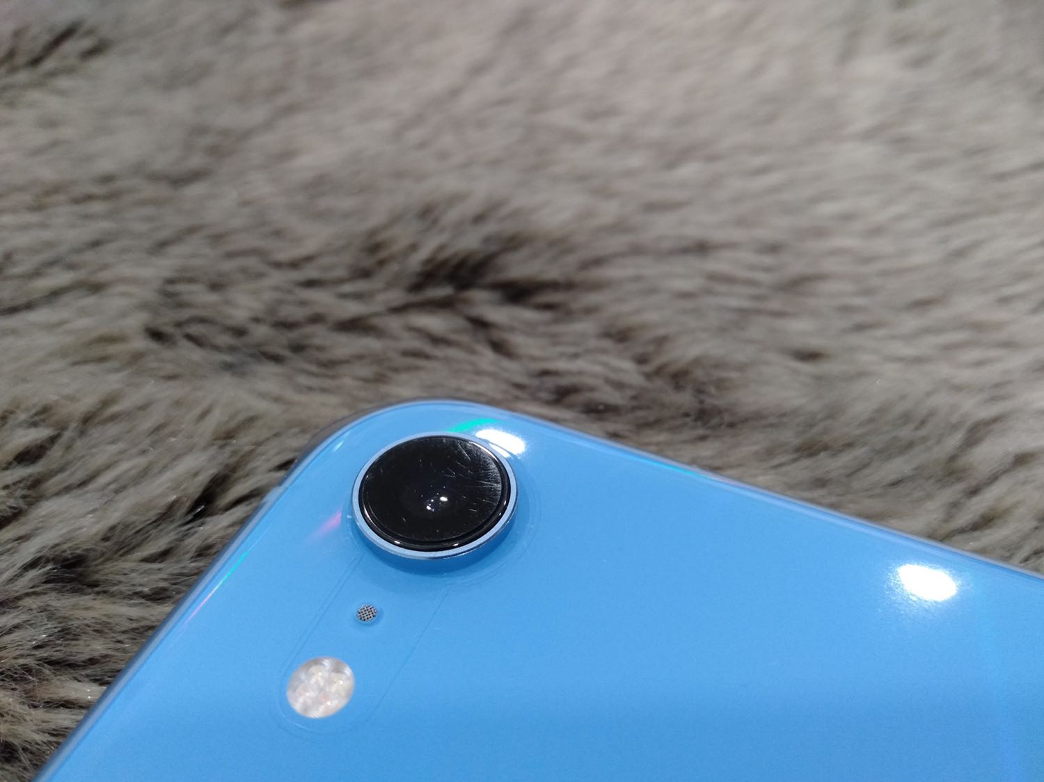 Mua mỗi ốp camera đc thêm nút chắn bụi cổng lightning và thu gọn dây tai nghe. Ốp camera sát, không bị xúc ra (mình bị rơi điện thoại mà vẫn không sao).