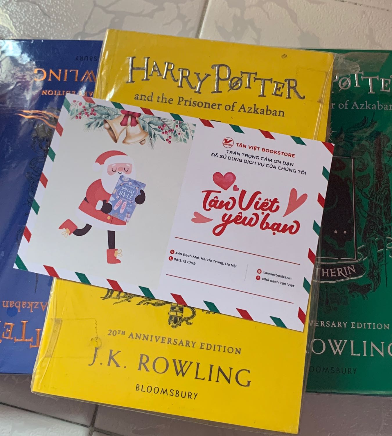 Mình mua 3 cuốn, cuốn xanh lá và xanh dương còn mới toanh. Tuy nhiên cuốn vàng nhìn hơi cũ (bao bì bọc cũ thui chứ sách ko cũ). Shop có gửi thêm tờ giấy cảm ơn khá cute. Thời gian giao hàng khá lâu vì vận chuyển tít ngoài Hà Nội vô TPHCM