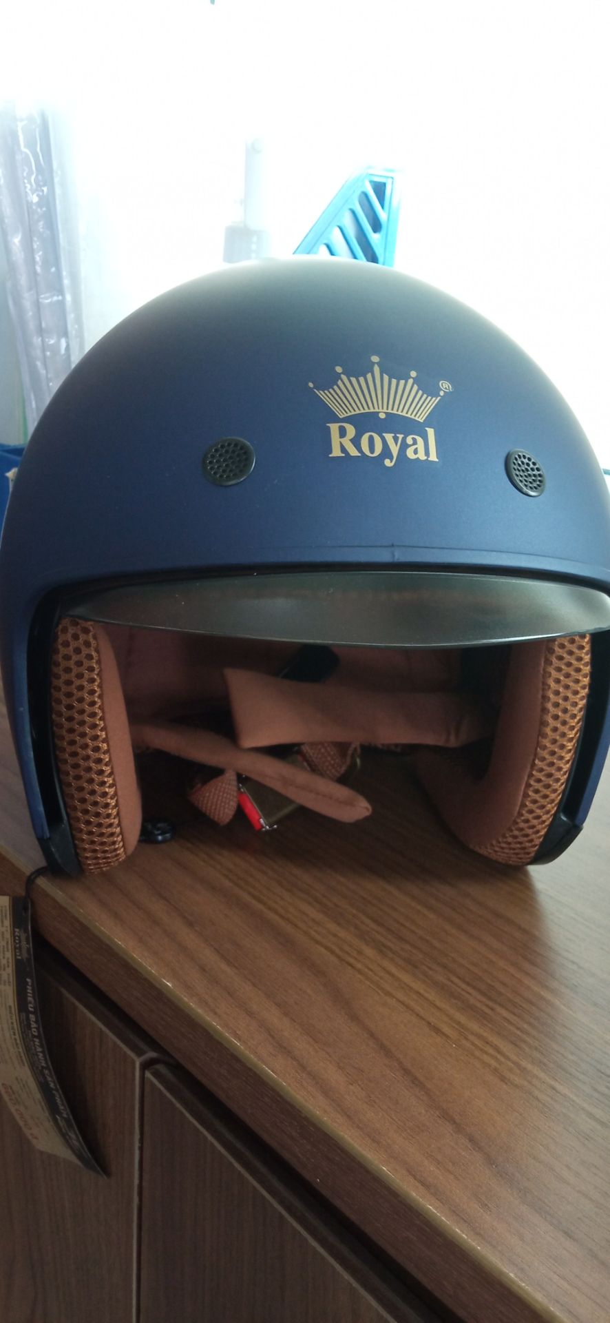 Mình chọn mũ size L. Màu khói trà. Lúc mới mua phần kính kéo xuống không được mượt lắm, khá chặt. Sau 1 tuần sử dụng thì cũng trơn tru hơn. Mũ hơi to vì phần kính ẩn vào trong. Bạn nào không thích kính thì nên chọn mẫu khác sẽ gọn nhẹ hơn nhé.
Với mình thì thấy thích em này. Dù cầm khá nặng tay, nhưng đội lên thấy cũng bình thường. Kính màu khói trà đi trời nắng bao phê. Mình đã thử đi ban đêm cũng được luôn. Khỏi lo bụi vô mắt nè. Vote 5⭐ nhé