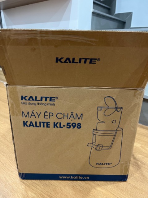 Nguyên đai nguyên kiện đầy đủ phụ kiện, new 100%, ép êm mạnh mẽ, ép thơm và cà rốt rất hài lòng. Nên mua nhé các chị em. Cửa hàng này giá mềm hơn các nơi khác rất nhiều, cứ sợ hàng ko chất lượng nhưng nhận hàng rất hài lòng ♥️