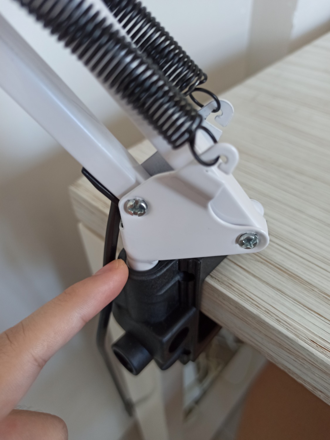 Đóng gói như sh!t: bóng đèn vứt lăn lóc trong thùng, gói bóng đèn bằng tờ giấy cũng không được? Tóm lại là chả đóng gói gì, chỉ là để cây đèn vào thùng giấy rồi ship.

Khớp đèn với kẹp bàn lỏng, phải chèn thêm giấy nhưng vẫn lỏng. Dùng tạm thôi! 

Hình thức đèn: đẹp.