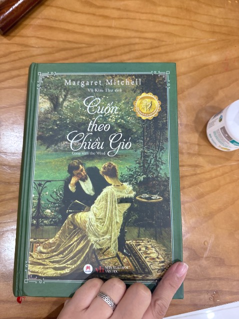 Scalert lsf biểu tượng nữ quyền. Rhett là hiện thực. Ahsley là mơ mộng. Nữ chính tham vọng nỗ lực nhưng đánh mất tình yêu đích thực