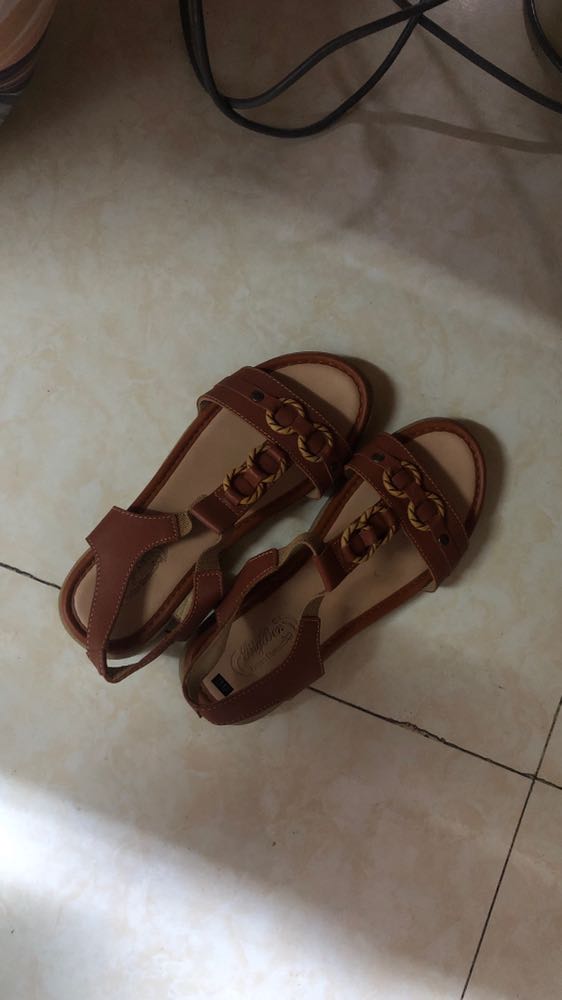 Giày nhân bị lỗi shop có nhắn lại hỗ trợ. Giày nhân bị lỗi shop có nhắn lại hỗ trợ.