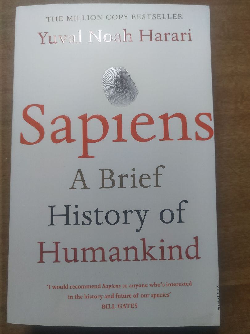 Sách nhận được không hề có bọc nilon như sách mới mua. Cảm giác như sách cũ ai đọc xong, bán lại. Bìa thì cắt lệch, bẩn lung tung, bụi bậm. Giấy bên trong cũng bị cắt lệch, chữ in lệch khổ giấy, nhìn nham nhở như sách in lậu.