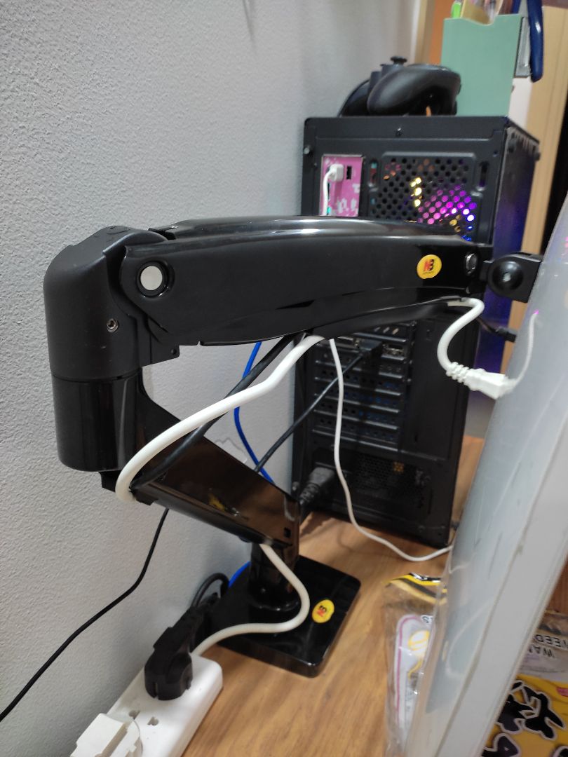 Giá treo chất lượng ổn, điều chỉnh màn hình dễ dàng hơn rất nhiều và trông gọn nhẹ hơn hẳn, có điều lúc mới lắp xong cần lưu ý dùng lực nhiều mới điều chỉnh đc do sản phẩm mới, dần dần việc điều chỉnh mới dễ dàng hơn