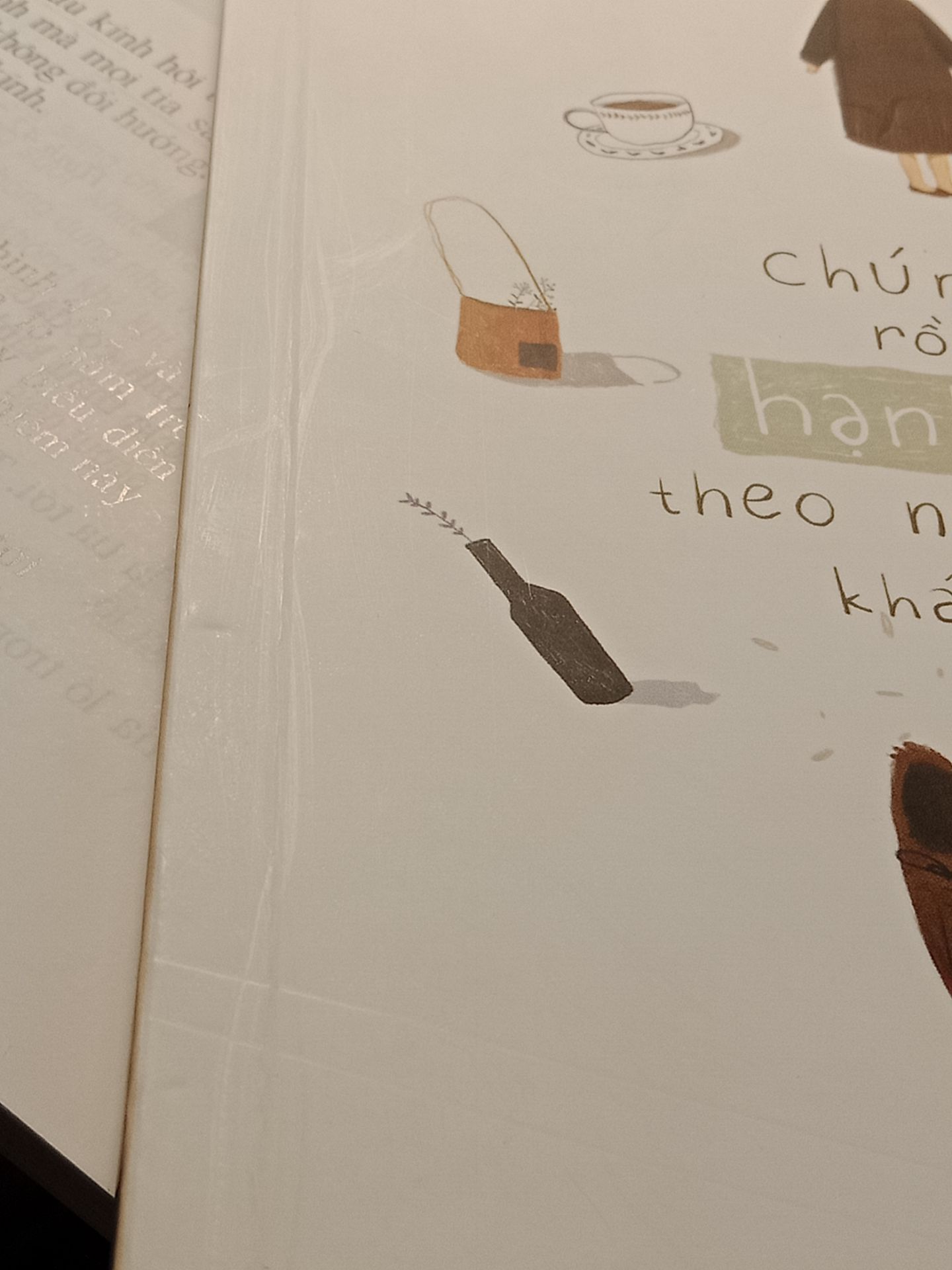 lúc nhận thì mình thấp hộp bị móp méo, không có chút chống xốc hay bọc bong bóng. được như vậy là còn rất may rùi , có một chút bẩn nhưng mình đã lau được rồi,có vài chỗ xước như hàng đã truyền qua tay nhiều người, nhìn trên ảnh không thể rõ 100%. bù lại được là giao rất nhanh. mong shop xem xét laik về cách đóng gói sản phẩm, mình rất xót khi thấy đồ mình mất công mua lại gặp vấn đề xây xước do cách gói hàng.