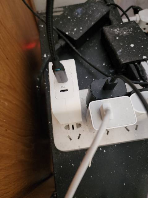 Sạc nhanh khá to nhưng xài tạm ổn thương hiệu chưa nổi tiếng lắm