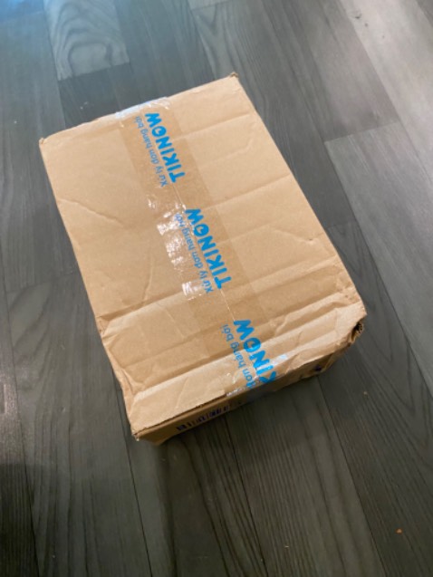 Nhìn cái hộp hơi quan ngại nhưng cũng may mở ra sách ko sao. Sách nguyên seal và ko cấn móp gì.