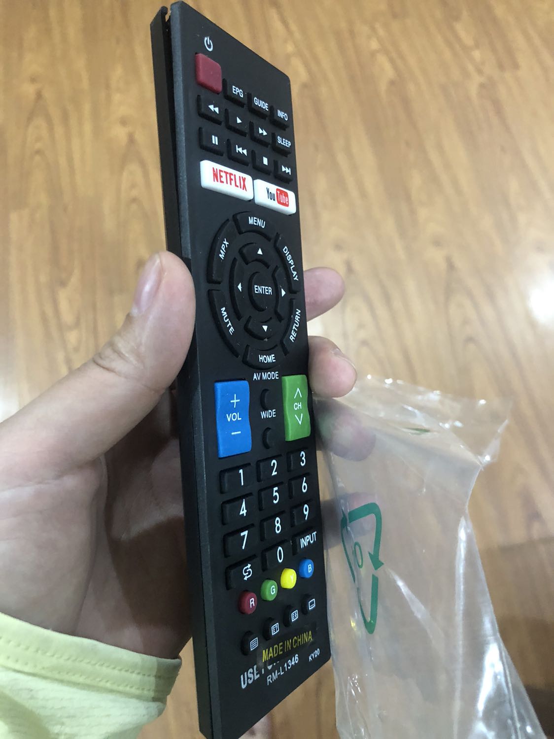 Điều khiển bị lỗi, không phải hàng chính hãng, rất khó bấm và sử dụng