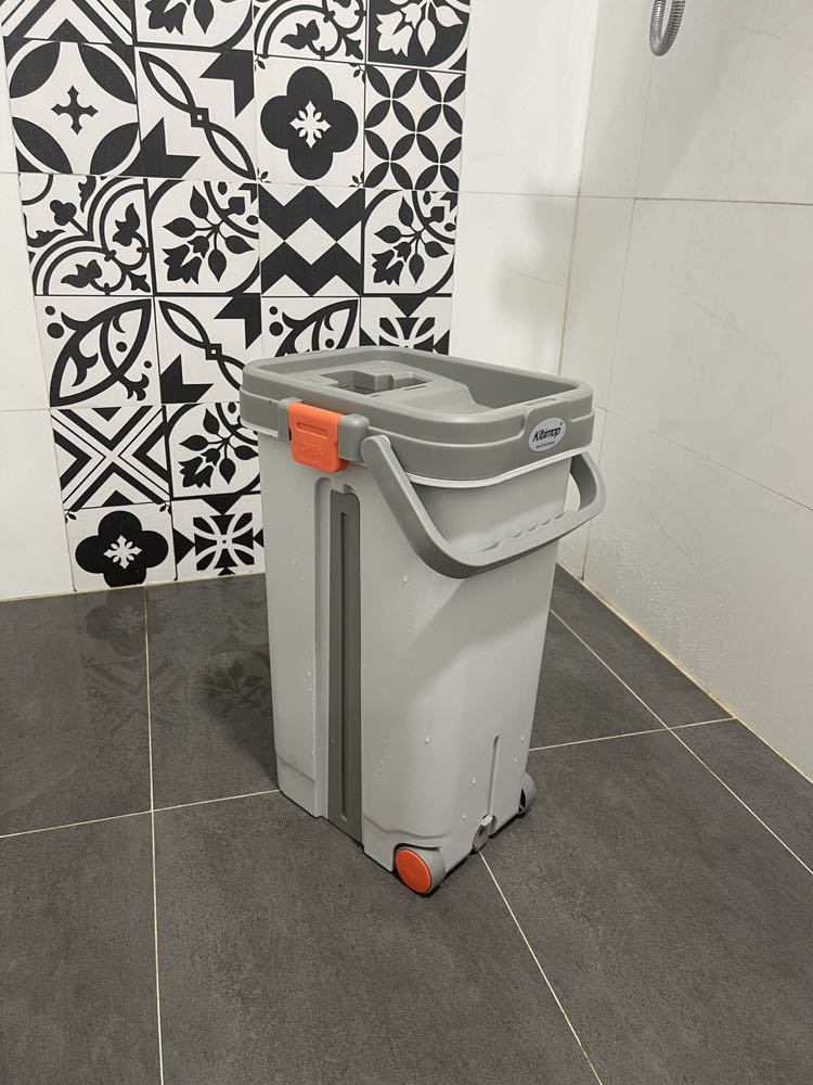 Cây lau dài, miếng lau cũng rất dày. Thùng nhựa có bánh xe di chuyển dễ dàng. Vắt khô . Lúc giặt lại cũng tương đối sạch giẻ. Nên mua