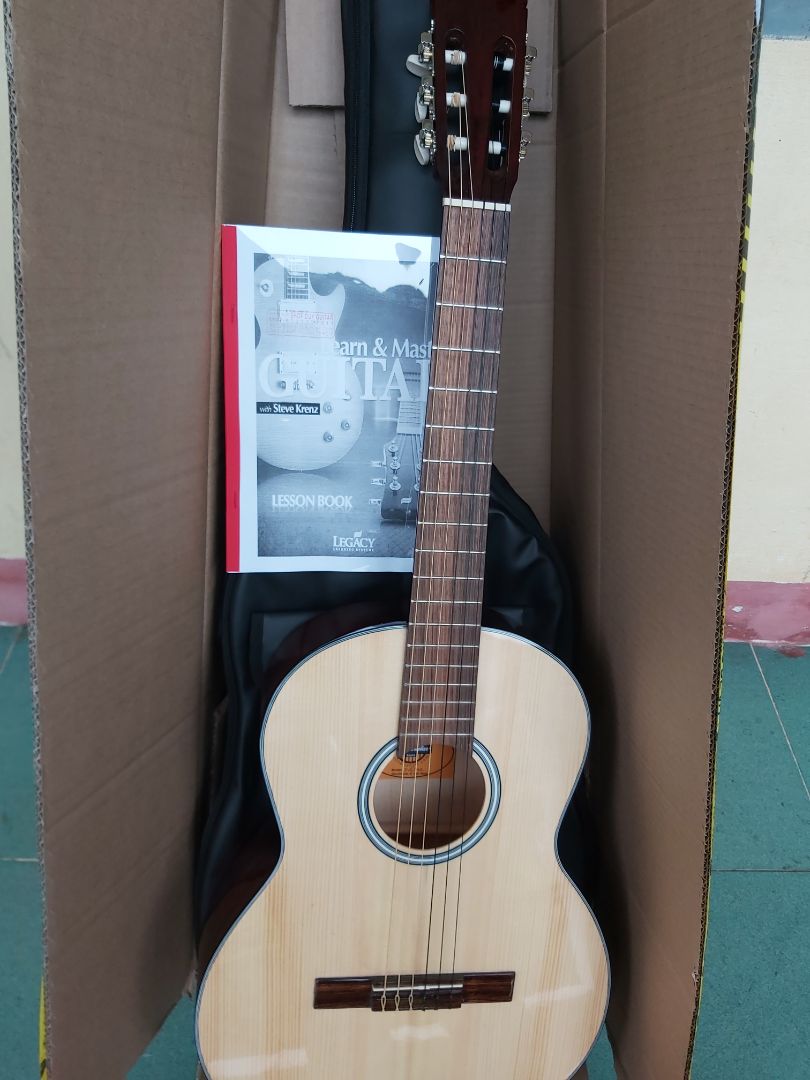 Đàn tốt, tặng bao da, sách và dây chất lượng. Sẽ tiếp tục ủng hộ shop dài dài