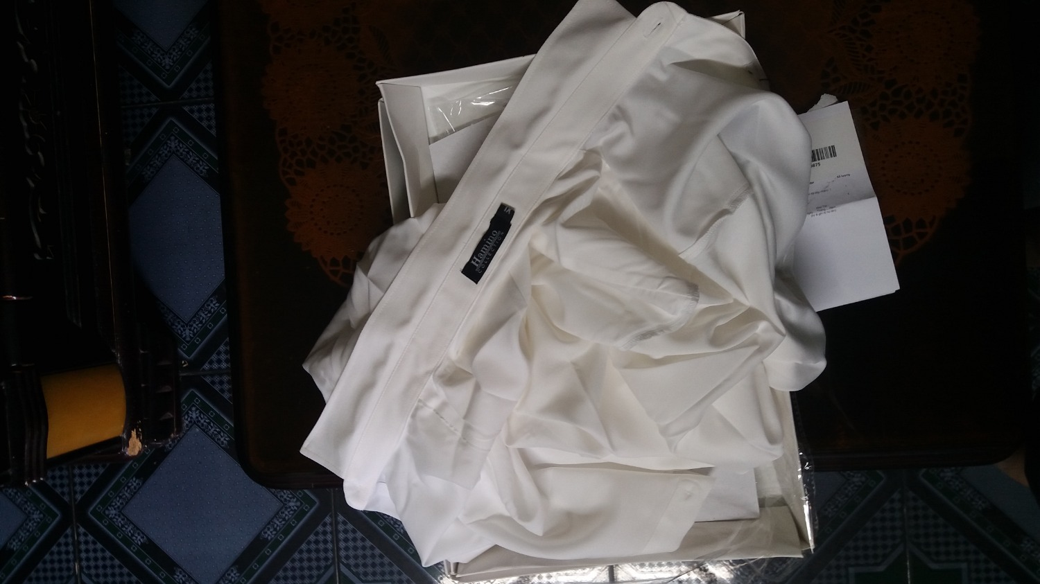 Mình mua rất nhiều hàng của Tiki toàn là điện thoại bao giờ giao hàng cũng chuẩn và chất lượng không cần phải kiểm tra. Nên chủ quan lần này có cái áo có vài trăm không đáng mất thời gian cho shipe phải chờ đợi thì lại bị ***. Mua áo Viêt tiến thì gửi áo Hamino vừa bé lại mỏng như cái giẻ lau xe ko biết dùng vào việc gì hay bỏ vào sọt rác. Đề nghị Tiki xem lại tư cách của shop này, làm ảnh hưởng đến uy tín cửa hàng. Mình mua rất nhiều hàng của Tiki toàn là điện thoại bao giờ giao hàng cũng chuẩn và chất lượng không cần phải kiểm tra. Nên chủ quan lần này có cái áo có vài trăm không đáng mất thời gian cho shipe phải chờ đợi thì lại bị ***. Mua áo Viêt tiến thì gửi áo Hamino vừa bé lại mỏng như cái giẻ lau xe ko biết dùng vào việc gì hay bỏ vào sọt rác. Đề nghị Tiki xem lại tư cách của shop này, làm ảnh hưởng đến uy tín cửa hàng.