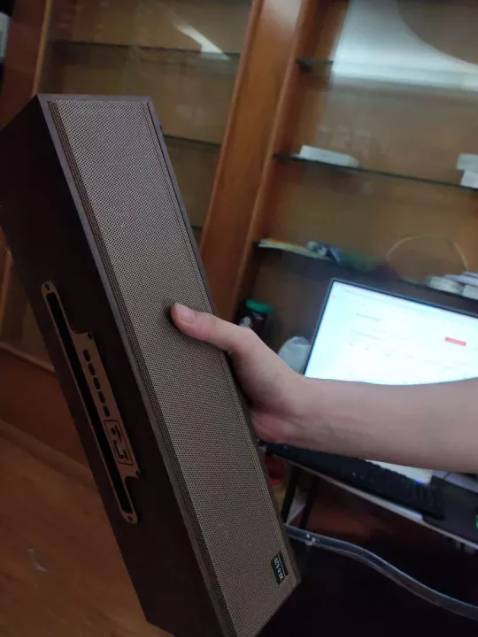 Hình thức đẹp, pin trâu bò. Nghe ở không gian to thì âm không thoát. Nghe trong phòng nhỏ thì ổn nha. Đổi lại loa k rè khi nghe max. Vs mức giá này như vậy là ổn rồi ạ. Chủ shop đúng kiểu hoa hậu thân thiện