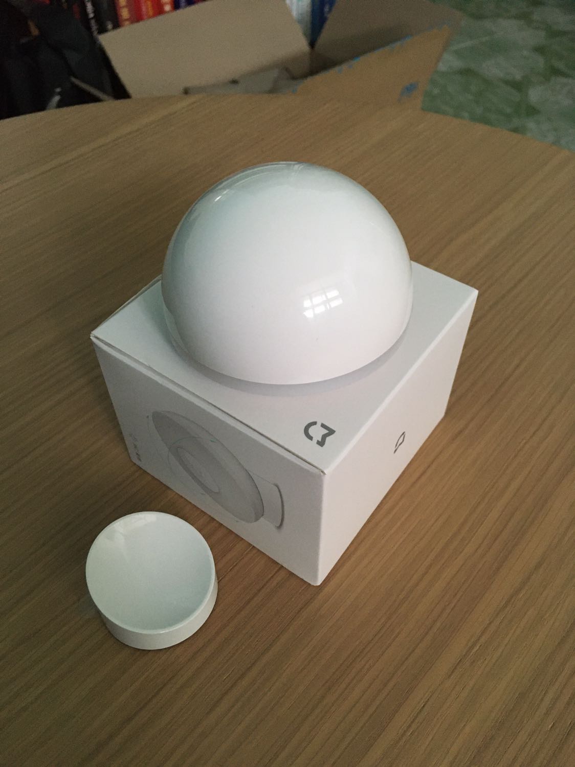 Phải để đèn trực diện thì đèn mới sáng lên, khoảng 3m