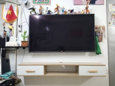 Giao hàng nhanh, đóng gói kĩ, đầy đủ phụ kiện nhưng hướng dẫn lắp ráp quá sơ sài. Tôi đã mất 5 phút hoang mang với cả đống phụ kiện. Nên có sách hướng dẫn chi tiết hơn hoặc nên có link vào youtube xem để hiểu rõ hơn phụ kiện. 
Bị trầy chút, may là mặt dưới kệ.