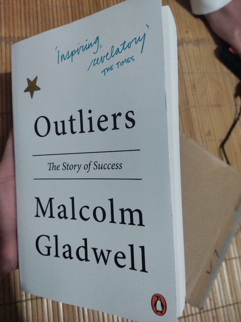 Mình thích ngửi mùi sách, mà mùi sách này khá thơm luôn, k phải nồng như nước hoa mà là mùi thơm của giấy thoảng thoảng mùi mực nữa =)). Chất liệu giấy cũng ưng luôn, không phải tráng thêm lớp bóng hay sáng trắng mà là mộc mạc, xám xám ấyy. Ưng