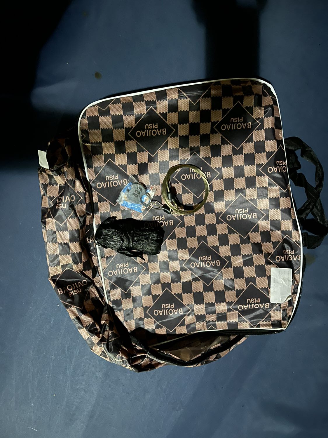 Chất liệu ổn so với giá, có 2 lớp: vải bạt ở ngoài, vải mềm ở trong để tránh trầy xước. Vừa vặn kia morning. Mình không thích màu này lắm, hơi choá mắt, thích mằu trầm hơn. 
    Bạt có khoá (phẹc mơ tuya) tiện khi bạn muốn vào xe mà ko cần phải tháo cả bạt ra, chỉ cần kéo khoá, mở cửa lái là vào dc xe.
    Đi kèm có bao đựng, 2 dây dù dài tầm 6m, một dây kẽm có khoá mình chưa biết để làm ji, ai biết chỉ dùm.
    bạt có 2 chỗ có thể buộc dây dù để ràng bạt vào xe phòng khi gió thổi bay bạt, nhưng mình thấy bố trí vị trí giữa xe là ko phù hợp, nên bố trí dây ở vị trí bốn bánh. (Kèm hình).