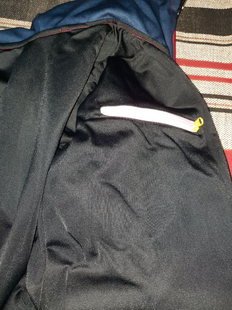 Hàng đẹp y hình, áo có túi trong rất tiện. Đóng gói cẩn thận , kèm thư cám ơn và catologe sp rất chuyên nghiệp. Xứng đáng để mua.