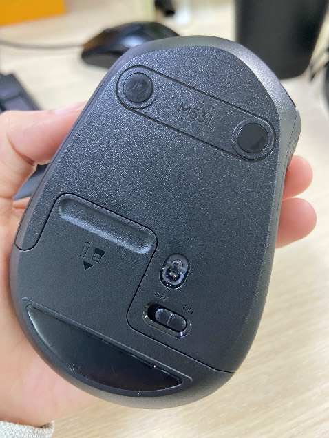 Ủa sao ko có đèn trên chuột nhỉ?? Ko giống với hình và mẫu mô tả. Giống với M330 hơn??!
Hàng giao nguyên seal, chuột đẹp, Màu đen đẹp, click êm.