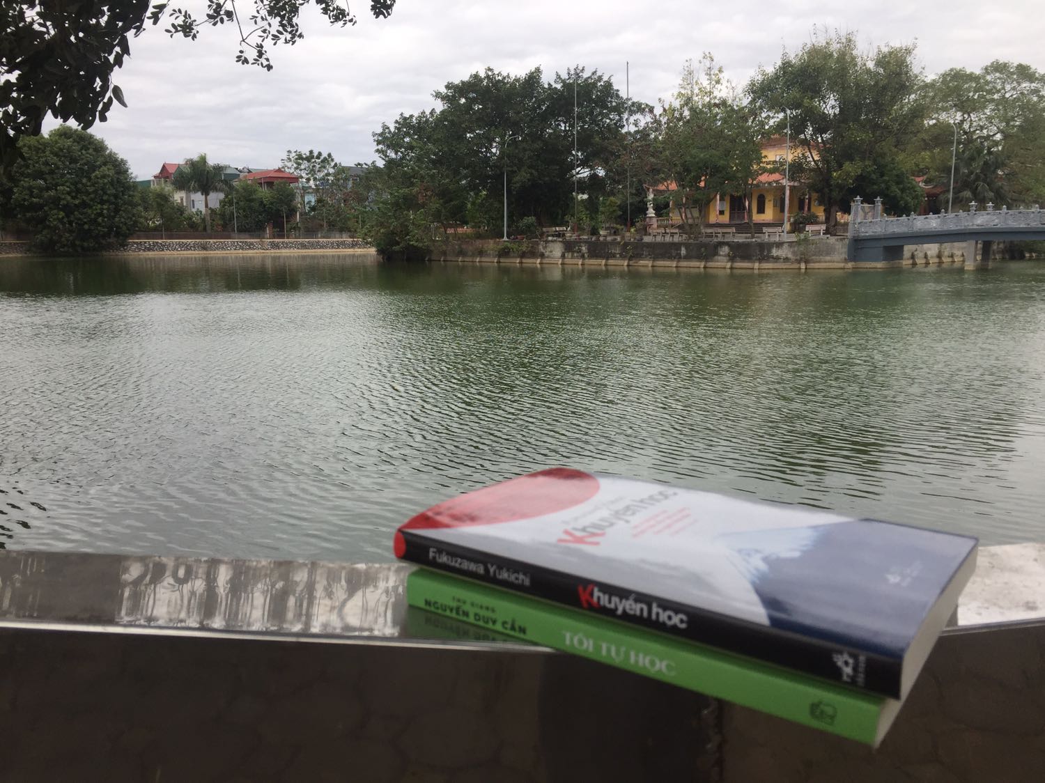 Sách mới đẹp được gói cẩn thận.
Hai cuốn sách về sự học.Trong hai cuốn sách có khá nhiều điểm tương đồng. Có thể tác giả Nguyễn Duy Cần trước khi viết cuốn sách của mình cũng đã có tham khảo qua cuốn Khuyến Học của Fukuzawa Yukichi.Cuốn Khuyến Học thời kỳ tác giả viết cuốn khuyến học đang thời rối ren( thời kỳ chuyển giao từ Mạc Phủ sang Minh Trị) của nước Nhật nên tác giả viết một cách khá thẳng thắn và trực diện từng vấn đề của xã hội từ chính trị, luật pháp , kinh tế, giáo dục và các vấn đề nhân quyền của Nhật Bản thời đó chứ k diễn thuyết giáo điều để dễ nghe nên có thể đôi khi đọc sẽ khá khó lọt tai nhưng đa phần đều là những lời đúng mà ông muốn truyền tải đến cho lớp trẻ.Cuốn của bác Cần với lối viết gần gũi và có phần giáo điều dù trong cuốn sách có sử dụng nhiều từ ngữ xưa nhưng vẫn khá dễ nghe và tiếp thu.

Về nội dung trong cuốn Khuyến Học sẽ rộng và bao quát hơn và tư tưởng xuyên suốt của cuốn sách là học để khẳng định giá trị bản thân và cống hiến vì một Nhật Bản cường thịnh và hùng mạnh cả về khoa học và vị thế quốc gia.Thực sự trong mỗi phần mình đều cảm nhận thấy mong muốn này của ông muốn truyền tải tới giới trẻ Nhật Bản.Điều mà ông nhìn thấy được khi tiếp xúc và tiếp thu từ nền văn hoá và khoa học Phương Tây, điều mà ông nhìn thấy ngược lại khi tiếp nhận Hán Học.Có lẽ điều này cũng một phần tạo nên một nước Nhật như ngày hôm nay.

Về nội dung cuốn của bác Cần thì sẽ hẹp hơn và đi chi tiết vào từng phần cho sự học của mỗi cá nhân.Từ học thế nào,, học những gì , học để làm gì,những yếu tố và điều kiện tác động đến sự học...khi đọc chúng ta sẽ có cho mình những câu trả lời dưới góc nhìn của tác giả và bản thân. Và mọi sự học chỉ đều có tác dụng đi đôi với sự hành.

Dù đây không phải là hai tác phẩm được đánh giá xuất xắc nhất của cả hai tác giả nhưng thực sự là hai cuốn sách chúng ta nên đọc nhất là các bạn trẻ học sinh và sinh viên dù hoàn cảnh và những tác động thiết thực của cuốn sách thời kỳ hiện nay đã khác (Thế Giới Phẳng) nhưng trong 2 cuốn sách vẫn rất nhiều giá trị cho chúng ta. Với cá nhân mình thì có thể đọc cuốn của bác Cần trước rồi đọc cuốn Khuyến Học sẽ dễ tiếp nhận hơn.Mình thì đọc cuốn khuyến học khá lâu rồi , còn cuốn bác Cần mới được biết gần đây ? .