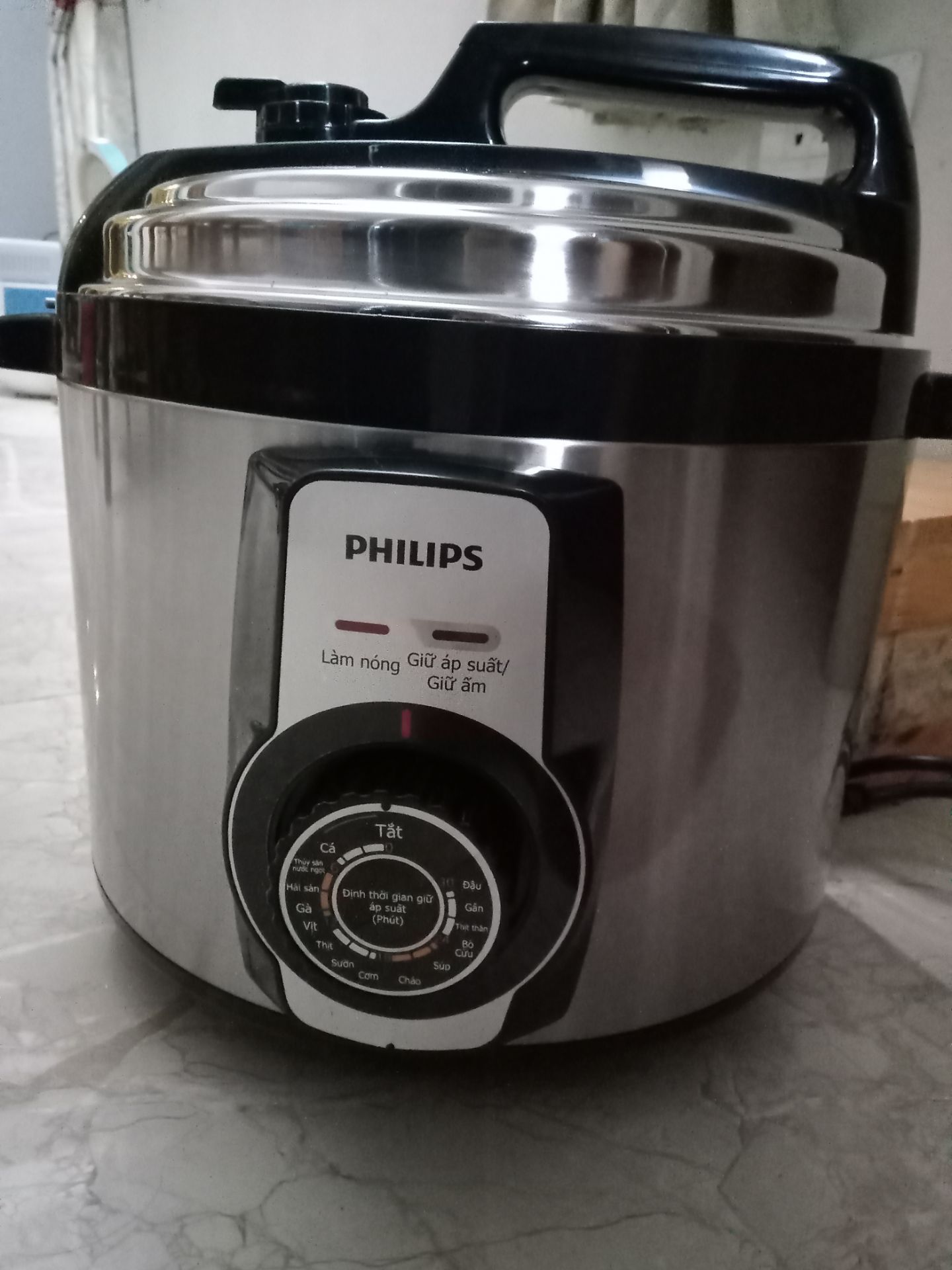 Sản phẩm có màu bạc tình tế, đẹp mắt, sáng bóng nhìn rất sạch sẽ. Ngoài ra hướng dẫn sử dụng cũng rất chi tiết, rõ ràng, cụ thể để những người mới sử dụng lần đầu có thể hiểu và dễ dàng thực hiện theo. Khi nấu, nồi rất êm, không gây ra âm thanh ồn ào. Thùng hàng khi mình nhận được không bị móp méo, bên trong thùng đóng gói cũng rất chu đáo cẩn thận. Shipper nhiệt tình, chu đáo đứng đợi mình ra mở cổng nhận hàng mặc dù hôm đấy trời mưa khá to. Rất thích và không có gì để phàn nàn 🥰