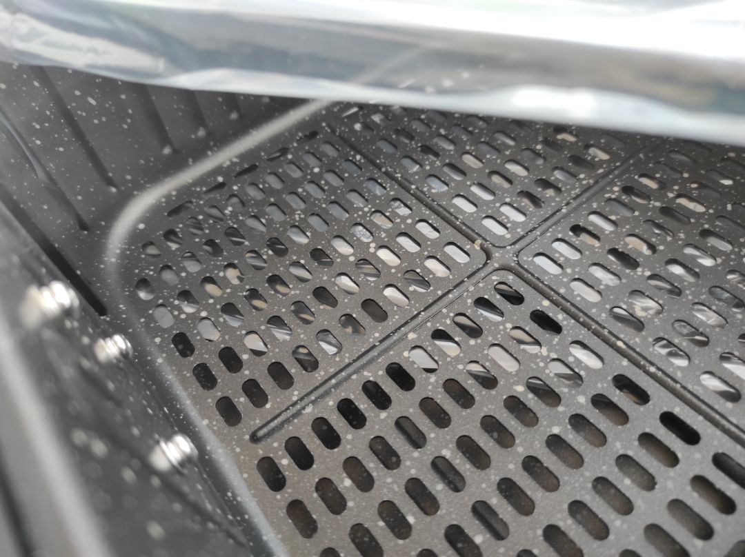 Giao sản phẩm cũ, có trầy xước và dính bẩn. Do đang cần gấp để làm quà tawngh nên nếu đổi trả sẽ mất thời gian. Nên mình chấp nhận coi như mua đồ cũ. Tốc độ trả lời tin nhắn của nhân viên hỗ trợ cực chậm, chờ tin nhắn trả lời mà mòn mỏi. Chỉ mua lần này thôi. Sử dụng xong hết tiki xu thì mình xoá app. Chất lượng dịch vụ quá tệ