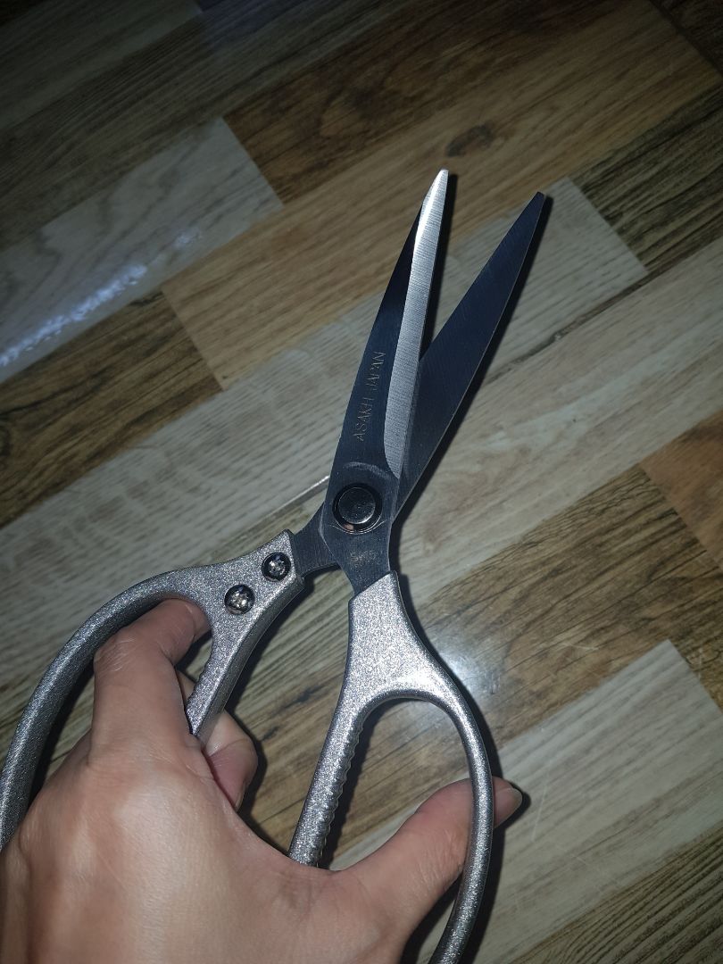 sản phẩm đẹp. chắc, nhìn vẻ bền và xài thử siêu bén, tuyệt vời. các bạn đnag tìm 1 cái kéo đa dụng thì đây là 1 sản phẩm nên mua