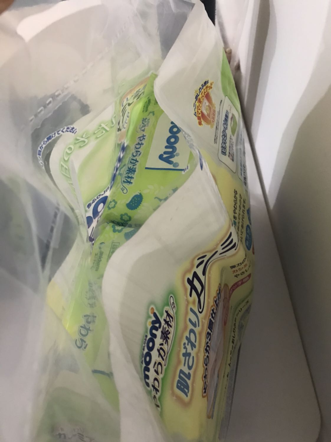 Mình mới mua, chưa sử dụng. Tiki gói hàng cẩn thận, nhưng không biết vì sao bì bên trong bị cắt thủng trước đó rồi. Cảm thấy không hài lòng lắm