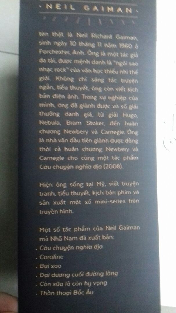 Về nội dung với mình sẽ đánh giá 5/5 ☆ đối với riêng bản thân mình. Cuốn này sẽ rất phù hợp cho những ai yêu thích thể loại thần thoại và truyện truyền thuyết. Tuy nhiên với cuốn này trước khi đọc phải tìm hiểu trước ở bên ngoài nếu không sẽ rất khó hiểu (Fan Marvel thì hợp lắm:)) . Nhiều chỗ mà mình phải đọc đi đọc lại 2,3 lần mới ra nội dung :)). Mình mới đọc được gần nửa cuốn nên tạm thời Review sương sương vậy đã nhé :3.
Mình chỉ đánh giá 4 ☆ vì lỗi vận chuyển khiến đầu mép sách có bị rách 1 chút và vấn đề mà khá nhiều người phàn nàn là bìa sách hơi cũ và bẩn nhưng lỗi này mình có thể bỏ qua vì dùng khăn ướt lau đi là sạch, OK luôn. Nói chung mình vẫn rất hài lòng về thời gian giao hàng và chất lượng sản phẩm của Tiki. Mong Tiki cố gắng khắc phục lỗi vận chuyển . Luôn Ủng hộ Tiki (^♡^) ♡♡♡