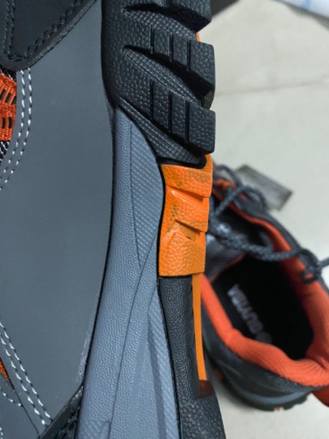 Đã nhận được hàng và cho đánh giá sơ bộ:
1.thời gian giao hàng xử lý sản phẩm của tiki quá lâu đặt hàng từ hôm 13 mà tới 17 mới tới, và giao lúc 18h00 thì quá bất tiện cho người làm việc văn phòng 
2. - sản phẩm thì mẫu mã sẽ giống quảng cáo nhưng chất lượng hoàn thiện thực sự chưa tốt. Với giá sản phẩm cũng không rẻ nhưng mức độ hoàn thiện về đường keo quá mất thẩm mỹ. Shop xem lại 
- đế lót giày quá mỏng. Có thể tự thay thế lót mới.
3. Về độ bền sẽ cho cập nhật trong thời gian tới.