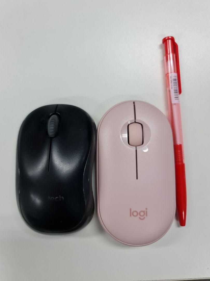 Chuột nhẹ và êm. Màu hồng rất xinh xắn. Chuột có thể kết nối bằng bluetooth hoặc bằng đầu thu nên rất tiện. Chuột hơi nhỏ và mỏng, ai mà tay to nên cân nhắc ạ. Dịch bệnh nhưng Tiki giao hàng nhanh. Giao trc so vs hệ thống 7 ngày liền :))) Mong là dùng chuột đc lâu dài nè