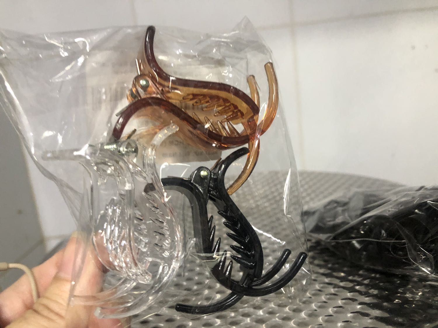 Giao nhanh 2h. Mua combo 3 kẹp được tặng bịch thun đen. Mẫu nhận dễ thương, cứng cáp, không bị lỏng như một số chỗ bán. Khá hài lòng.