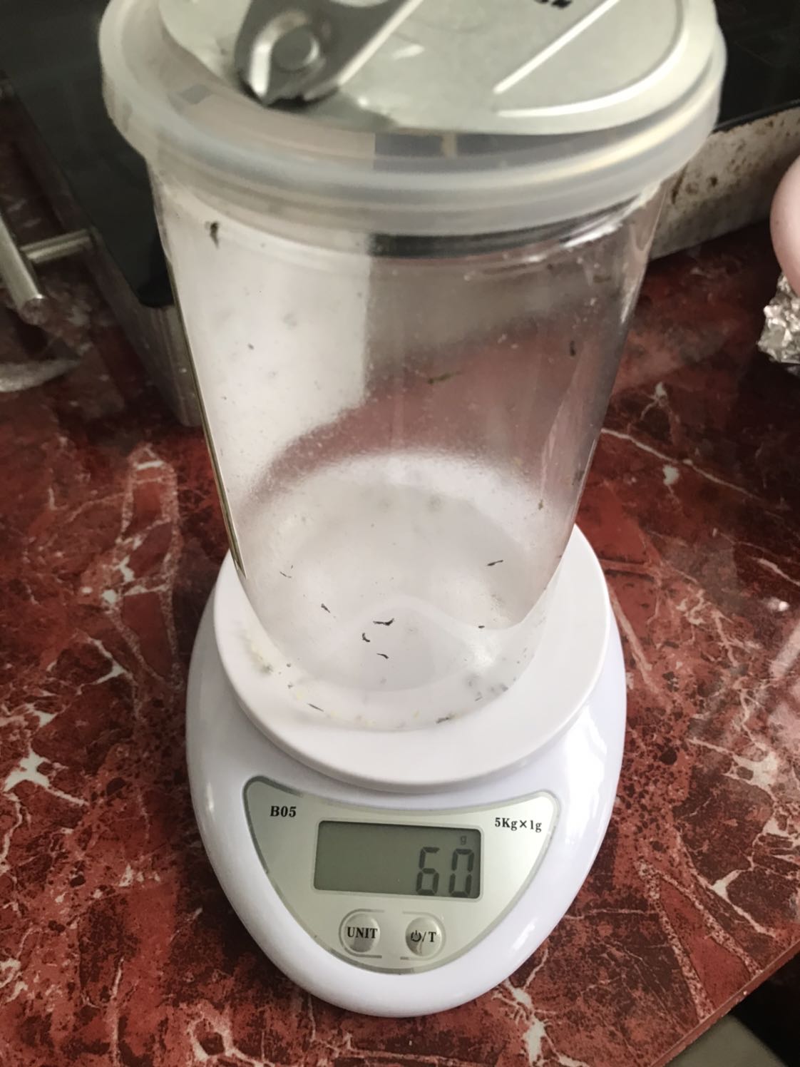 Hộp rong biển 100gr mà vỏ hộp đã 60gr, chỉ có 40gr rong biển. shop nên đăng thông tin khối lượng sản phẩm rõ ràng, nên đăng khối lượng tịnh của sản phẩm, khách hàng không quan tâm đến khối lượng bao bì.