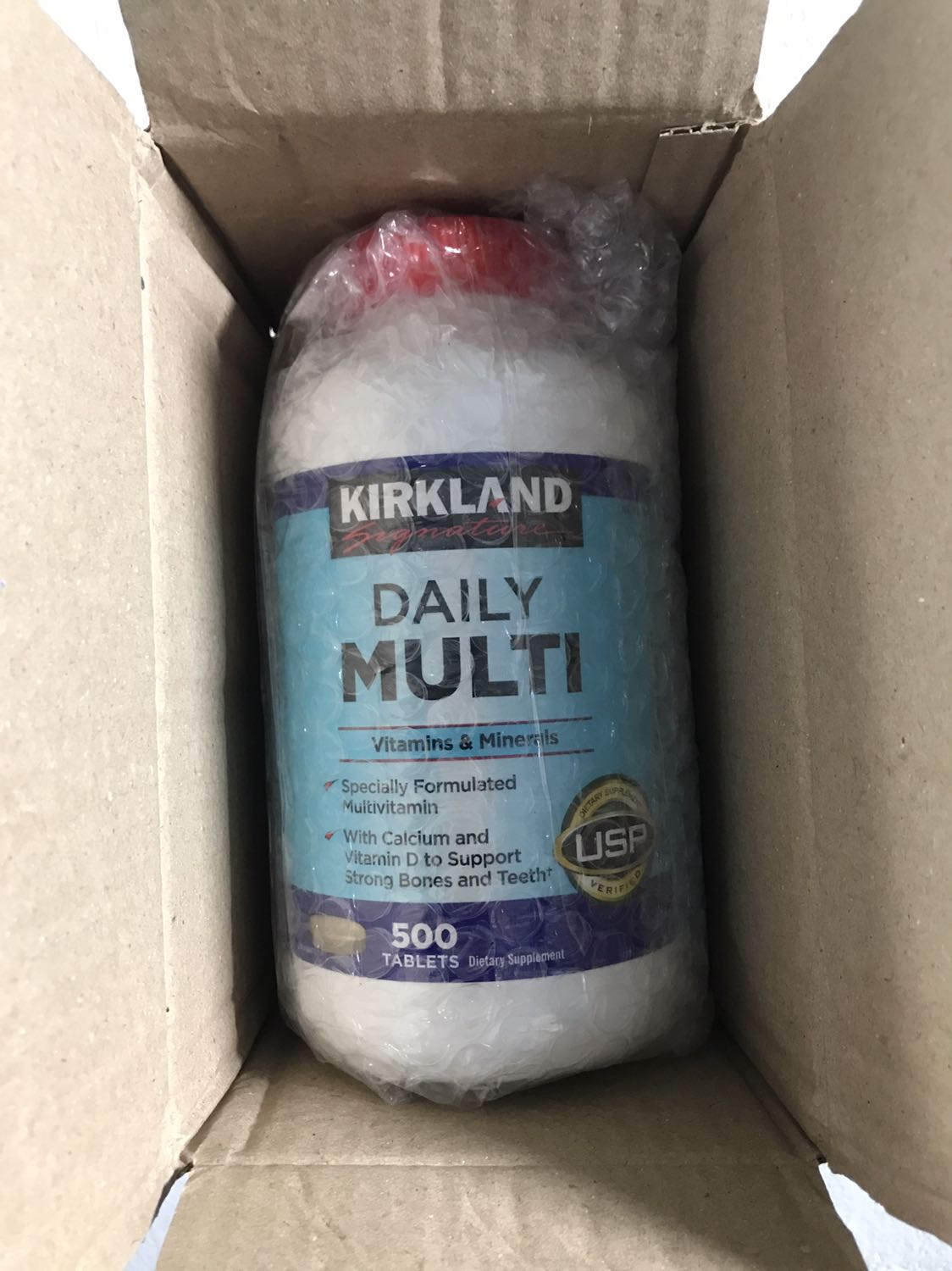 - Chất lượng: sản theo sự trải nghiệm của mình thì ổn
- Về giá: giá khác nhau giữa các shop. 
- Giao hàng: Giao hàng đúng hẹn dù đang mưa và vẫn rất vui vẻ. 
- Đóng gói: về mặt này mình khá thích TIKI vì luôn đóng thành hộp, thông tin tên sản phẩm sẽ không in bên ngoài. Và đóng gói cẩn thận. 
- Hạn sử dụng còn xa, nguyên tem, có vài bạn nhận xét là hạn sử dụng gần nhưng mình xem thì còn xa. Đủ thời gian để sử dụng. 
Hộp to.