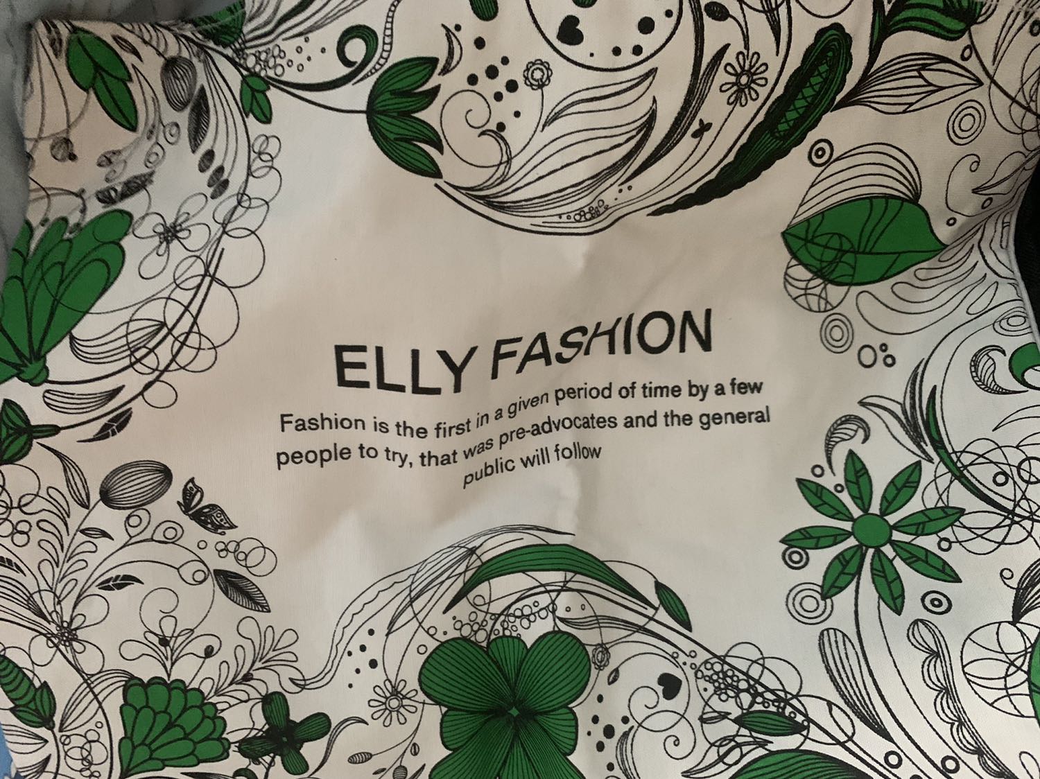 Để mắt kính mà khi giao lại giao cho 1 cái túi cũ vậy mà còn bị gãy chỗ dây kéo nữa chứ. Quá thát vọng