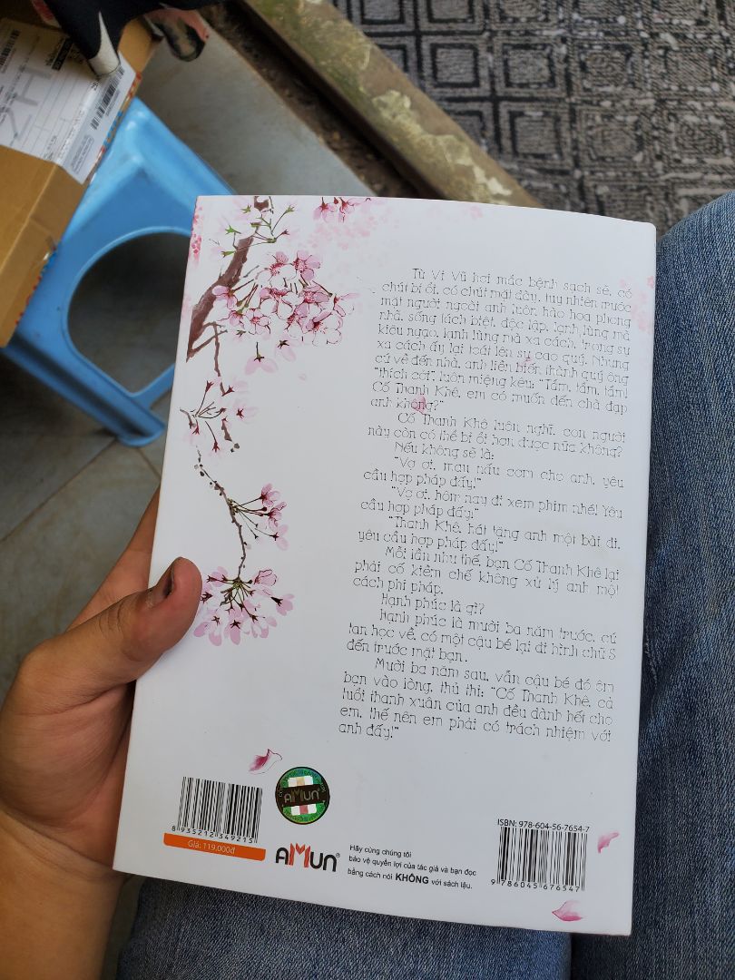 mọi người mua chú ý nhé, cái có bìa rời ngoài, hình trong ảnh sp tiki đăng là bìa trong, không lại giống mình mua tưởng bản cũ 2019, hóa ra là có bìa bọc ngoài :v hàng đẹp nguyên seal chất lượng mong tiki khắc phục và thêm hình ảnh bìa ngoài để cho khách hàng đỡ hiểu lầm nhé.