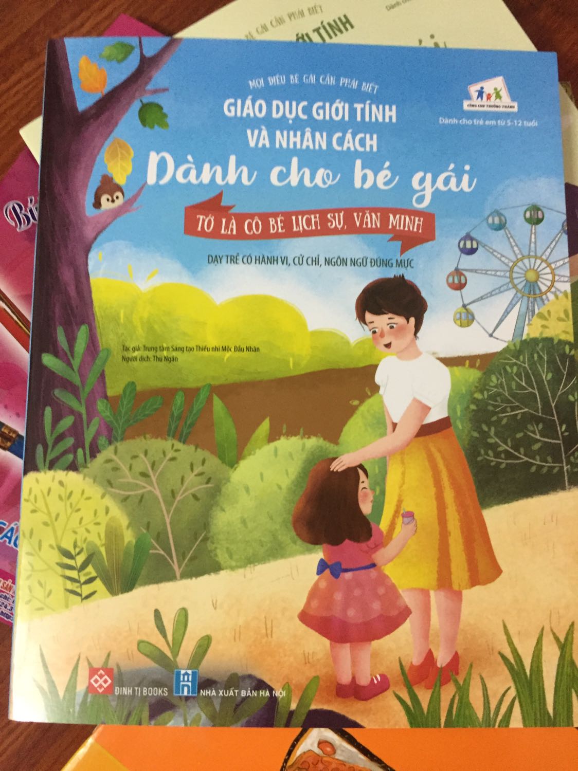 Lần đầu thấy nhà sách đinh tị ra đầu sách vs nội dung ổn