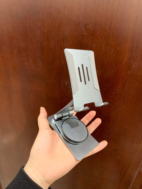 Mình đã thử nhiều mẫu giá đỡ khác nhau, đây là mẫu mà mình hài lòng nhất. Đẹp, chắn chắn, điều chỉnh linh hoạt, cầm nặng tay... nên khi thao tác trên điện thoại không bị rung, đổ.