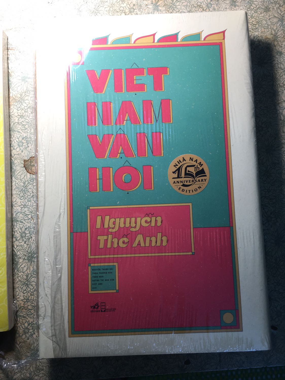 Lần đầu cầm sách của tác giả Nguyễn Thế Anh, nên sẽ đọc chậm, cẩn thận, Nhã Nam làm sách thì rất ưng, lại là ấn bản kỷ niệm 15 năm, sách đẹp.