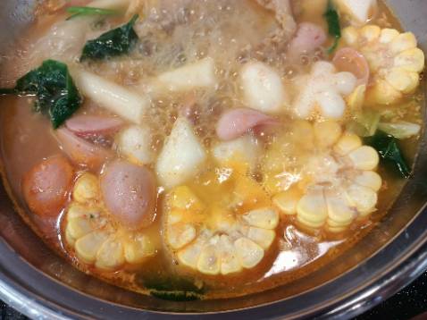 saostar.vn

PHIM ẢNH

19/07/2023 - 14:03 (GMT+7)
Cùng tạo hình Lưu Diệc Phi lấn át mỹ nữ Bắc Kinh: Đẳng cấp thiên tiên là đây
Hạ Băng
Cùng tạo hình Lưu Diệc Phi lấn át mỹ nữ Bắc Kinh
Lưu Diệc Phi và nàng mỹ nữ Bắc Kinh bất ngờ đụng độ tạo hình.
Xem tiếp sau quảng cáo

Dù không liên tiếp có phim bạo, thế nhưng Lưu Diệc Phi vẫn được đánh giá là sao nữ đứng đầu lứa 85 bỏ xa cả Triệu Lệ Dĩnh – Dương Mịch. Diễn xuất có thể gây tranh cãi, thế nhưng nhan sắc của thần tiên tỷ tỷ là điều mà công chúng không thể phủ nhận. Ngoài vẻ đẹp mặn mà, Lưu Diệc Phi còn được trời phú cho khí chất thanh lãnh, thoát tục ít ai có thể bì kịp. Trong cuộc đua đụng độ tạo hình với nàng mỹ nữ Bắc Kinh, thần tiên tỷ tỷ hoàn toàn áp đảo.

Cùng tạo hình Lưu Diệc Phi lấn át mỹ nữ Bắc Kinh: Đẳng cấp thiên tiên là đây Ảnh 1
Theo đó, Lưu Diệc Phi từng diện một bộ trang phục cực kỳ đặc biệt đến tham gia Đêm hội Điện ảnh Weibo năm 2022. Đây là một bộ váy màu vàng tôn dáng với phần ống tay áo phồng lớn. Điểm đặc biệt của bộ trang phục này chính là chiếc cổ áo cao cầu kỳ. Lộ diện trong tạo hình này, Lưu Diệc Phi khiến dân tình bấn loạn với nhan sắc xinh đẹp, kiểu tóc búi cao sát đầu càng làm tôn lên chiếc cổ cao cực phẩm của cô.

Cùng tạo hình Lưu Diệc Phi lấn át mỹ nữ Bắc Kinh: Đẳng cấp thiên tiên là đây Ảnh 2
Cùng tạo hình Lưu Diệc Phi lấn át mỹ nữ Bắc Kinh: Đẳng cấp thiên tiên là đây Ảnh 3
Mới đây, Cảnh Điềm cũng xuất hiện trong một bộ trang phục có nhiều điểm tương đồng với Lưu Diệc Phi. Cũng là chiếc váy màu vàng lấp lánh, ống tay phồng và chiếc cổ áo ấn tượng, thế nhưng khác là bộ trang phục của nữ chính Tư Đằng bồng bềnh như công chúa. Ngoài ra, Cảnh Điềm cũng chọn kiểu tóc buông xõa tự nhiên thay vì búi cao như Lưu Diệc Phi. Được biết đây là tạo hình của nàng tiểu hoa khi quay một MV âm nhạc.

Cùng tạo hình Lưu Diệc Phi lấn át mỹ nữ Bắc Kinh: Đẳng cấp thiên tiên là đây Ảnh 4
Cùng tạo hình Lưu Diệc Phi lấn át mỹ nữ Bắc Kinh: Đẳng cấp thiên tiên là đây Ảnh 5
Đặt lên bàn cân so sánh, khán giả cho rằng ở kiểu trang phục tương đồng thế này Lưu Diệc Phi hoàn toàn lấn át Cảnh Điềm. Không chỉ có nhan sắc thu hút hơn, điểm nổi bật của thần tiên tỷ tỷ so với nàng mỹ nữ Bắc Kinh chính là khí chất ít ai bì kịp. Dù vậy, Cảnh Điềm vẫn hệt như một nàng công chúa xinh đẹp là điều không ai có thể phủ nhận.

Cùng tạo hình Lưu Diệc Phi lấn át mỹ nữ Bắc Kinh: Đẳng cấp thiên tiên là đây Ảnh 6
Cùng tạo hình Lưu Diệc Phi lấn át mỹ nữ Bắc Kinh: Đẳng cấp thiên tiên là đây Ảnh 7
Trong 2 năm trở lại đây, thần tiên tỷ tỷ thành công lớn khi quay lại màn ảnh nhỏ với Mộng Hoa Lục và Đi Đến Nơi Có Gió. Được biết hiện tại Lưu Diệc Phi đang quay dự án phim mới là Câu Chuyện Hoa Hồng. Trong khi đó Cảnh Điềm cũng là nữ chính của bộ phim cổ trang Tứ Hải Trọng Minh.

Xem thêm: Pháo Hoa Nhân Gian Của Tôi do Dương Dương và tiểu Lưu Diệc Phi đóng bị tẩy chay

Bài viết

Hạ Băng

Xem tiếp sau quảng cáo


Tin liên quan
Thảm đỏ Rồng Xanh 2023: Song Hye Kyo - Suzy tựa nữ thần, trùm cuối quá đỉnh
Ngô Lỗi thừa nhận Triệu Lộ Tư là ánh dương duy nhất trong lòng anh
Đàm Tùng Vận sắp kết hôn, theo chồng bỏ cuộc chơi?
Là tiểu hoa đứng đầu lứa 95, Triệu Lộ Tư bị 'nữ thần thanh xuân' mới nổi hạ gục
PHIM MỚIPHIM HOA NGỮLƯU DIỆC PHICẢNH ĐIỀMCÂU CHUYỆN HOA HỒNG
Chia sẻ
BÌNH LUẬN

PiaLinh x Lâm Phúc Vietnam Idol: 'Bạn thì bạn nhưng đã vào cuộc chơi thì...'
PiaLinh x Lâm Phúc Vietnam Idol: 'Bạn thì bạn nhưng đã vào cuộc chơi thì...'
Rơi - Hà An Huy (MV Lyrics)
Kim Nhã tự nhận thất bại trong tình yêu, Mỹ Tâm khai sáng định nghĩa mới
Mỹ Tâm khó xử không biết phải làm sao với thí sinh giống Đan Trường?
Mai Kim Liên ngỏ ý muốn nhạc sĩ Huy Tuấn trở thành chồng chưa cưới
Vietnam Idol 2023 - Tập 2: Dàn thí sinh 'khủng' lộ diện
Loạt biểu cảm siêu đáng yêu, 'keo ly mãi mặn' của Mỹ Tâm tại Vietnam Idol
Nguyễn Lâm Phúc Tâm Sự Cùng Người Lạ đi thẳng vào vòng trong
Hồ Võ Thanh Thảo ngọt ngào Yêu Xa, bất ngờ nhận vé vàng vào thẳng vòng Nhà Hát
Dương Thành Đạt đốn tim Mỹ Tâm khi hát Thương Em Là Điều Anh Không Thể Ngờ
Xem thêm
Tin tài trợ
Quảng cáo
www.saostar.vn

Thuộc Hội Người Mẫu Việt Nam

Giấy phép Tạp chí điện tử Saostar số: 13/GP-BTTTT do Bộ Thông tin & Truyền Thông cấp ngày 11/01/2016

Tổng biên tập

Nguyễn Quang Minh

Thư ký tòa soạn

Nguyễn Quỳnh Hoa

Trụ sở TP. Hồ Chí Minh
5B Nguyễn Đình Chiểu, Phường Đa Kao, Quận 1

Hotline
***

Hợp tác nội dung
***

Hợp tác quảng cáo
***

BẢNG GIÁ QUẢNG CÁO