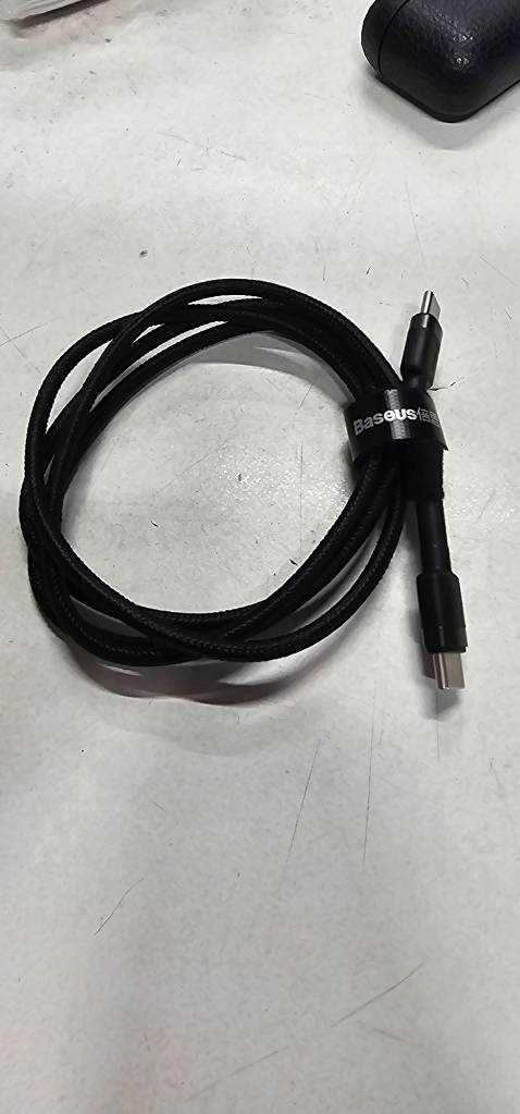 Tốc độ sạc tốt, hoàn thiện đẹp, vỏ bọc mềm, đầu cắm chắc chắn