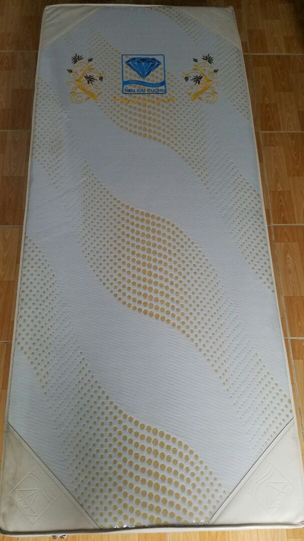 giá tốt, nệm dày nặng đến 20kg, mình ko ngờ nó nặng đến vậy. mình ở Cần thơ nhận hàng hơi lâu, 8 ngày mới nhận được (chắc do hàng cồng kềnh).